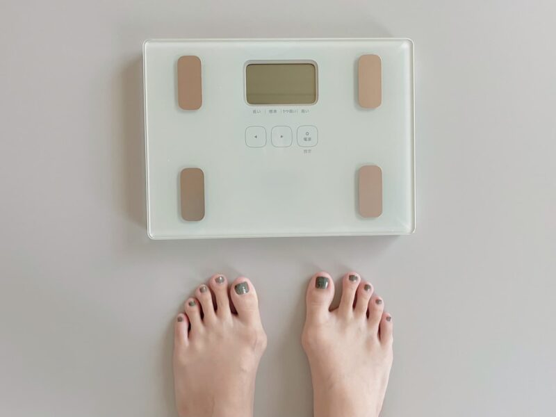 体重計に乗っている足元の画像