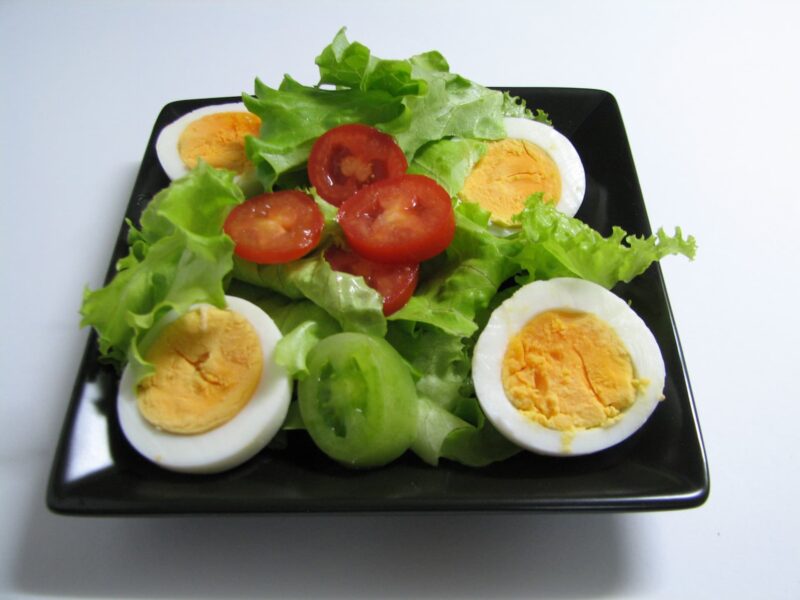 ゆで卵と野菜を盛り付けたサラダの画像