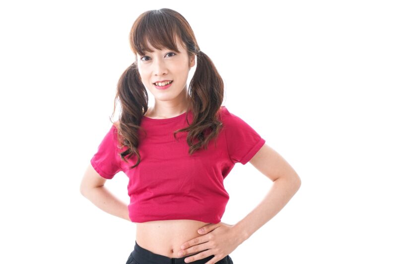 斜め向きでお腹を見せる女性の画像