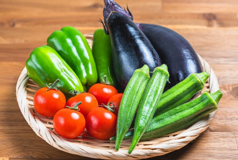 新鮮な夏野菜の栄養と彩りをイメージできる画像