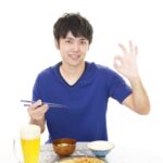 食事を楽しんで満足している男性をイメージできる画像