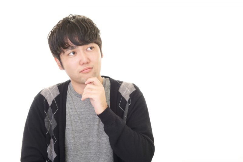 食事を楽しんで満足している男性をイメージできる画像体調や食生活について悩んでいる男性をイメージできる画像