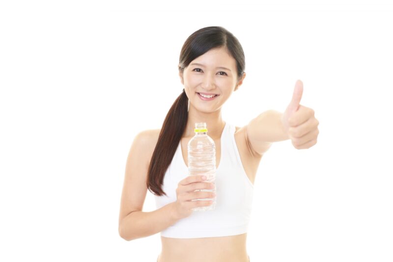ダイエットドリンクを持って微笑む女性の画像
