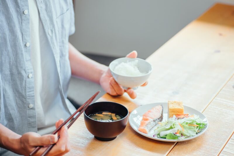 食事をとる人をイメージできる画像