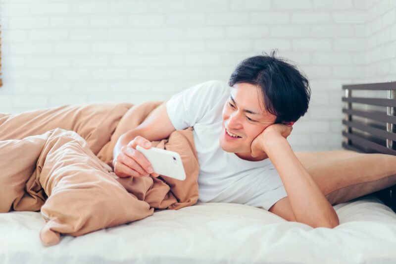ダイエット中に眠れないことで生じる3つの悪影響をイメージできる画像