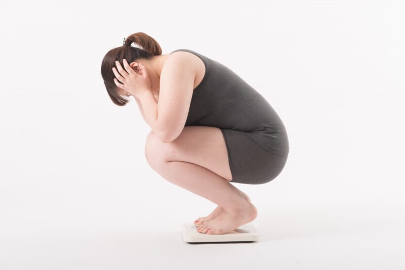 体重に悩んでいる女性をイメージできる画像