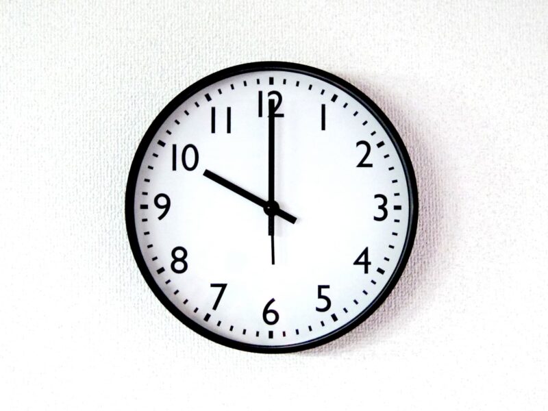 夜ご飯は22時までに終えるのが理想｜Bmal1の活動量が増えて太りやすいをイメージできる画像