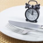 夜ご飯は寝る3時間前が鉄則！晩におすすめの食材や食べ過ぎた場合の対処法も解説をイメージできる画像