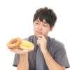 ダイエット中の食べ物選びに迷う人をイメージできる画像