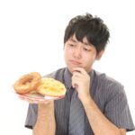 ダイエット中の食べ物選びに迷う人をイメージできる画像
