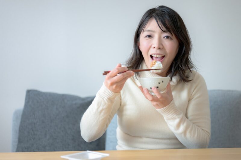 満腹感を得られる食べ物を選んで空腹のストレスを減らそうをイメージできる画像