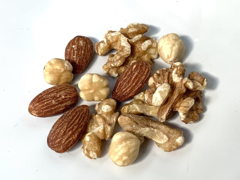 ナッツ(アーモンド・クルミ)をイメージできる画像