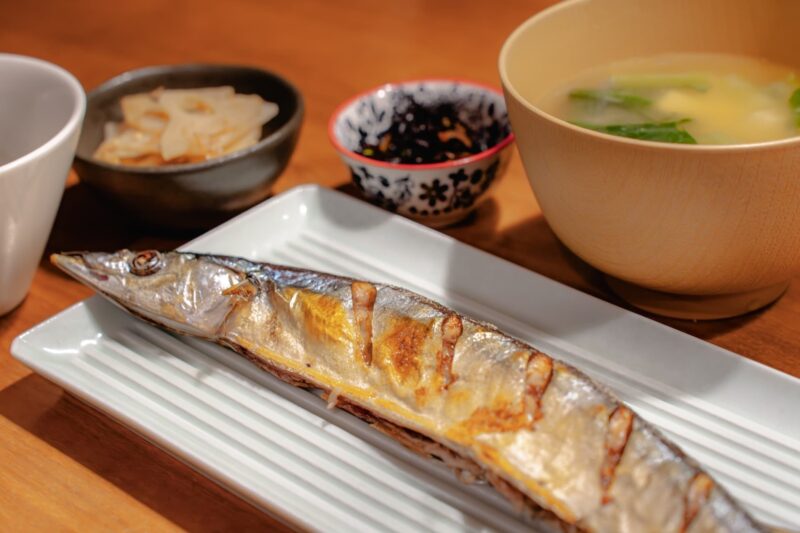 毎日魚を食べて無理なくダイエットをしようをイメージできる画像
