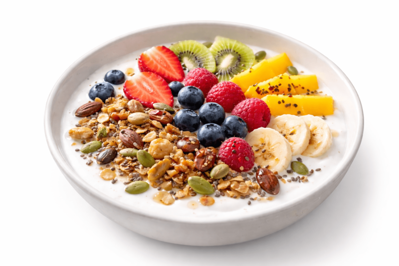 ヨーグルト＋フルーツ＋ナッツをイメージできる画像