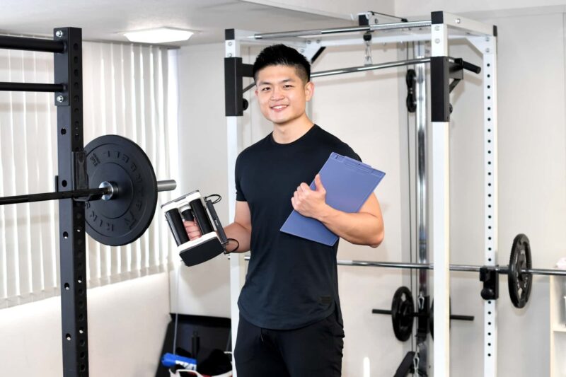 筋トレのネガティブとは「重量をゆっくり下ろす動作」のことをイメージできる画像