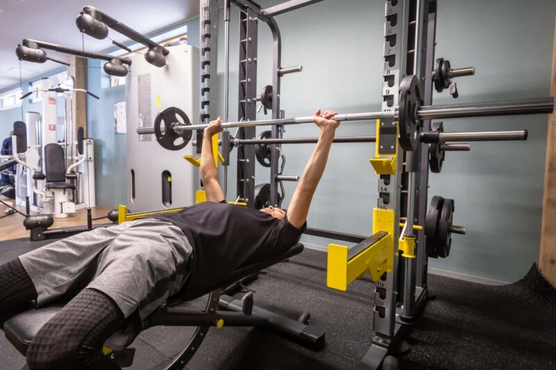 大胸筋の内側の鍛え方｜ジムでおすすめの種目4選をイメージできる画像