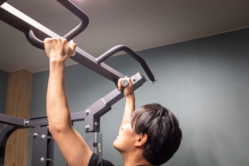 背中(広背筋)に効かせる懸垂のやり方をイメージできる画像