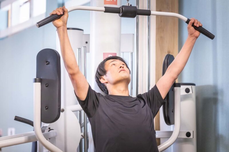 懸垂で背中(広背筋)に効かせるために意識したい3つのポイントをイメージできる画像