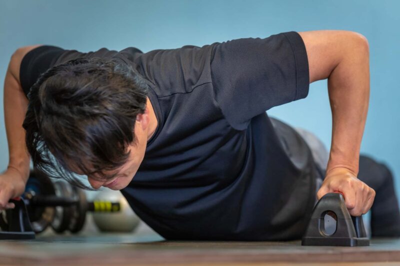 大胸筋の内側を鍛えられる3つのアイテムをイメージできる画像