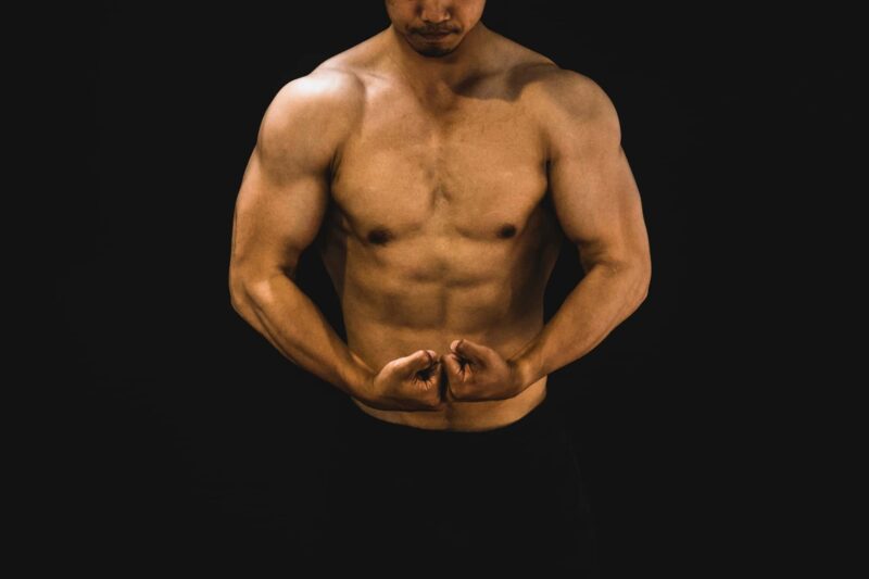 大胸筋の内側の鍛え方は収縮を意識した種目と正しいフォームがカギ！をイメージできる画像