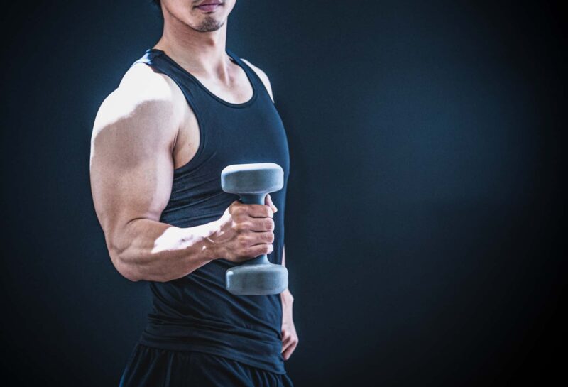 腕が太くならない悩みは正しい筋トレで解消できるをイメージできる画像