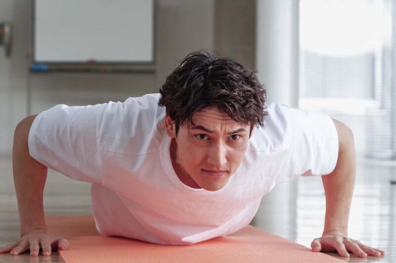 大胸筋の内側の鍛え方｜自重でおすすめの種目2選をイメージできる画像