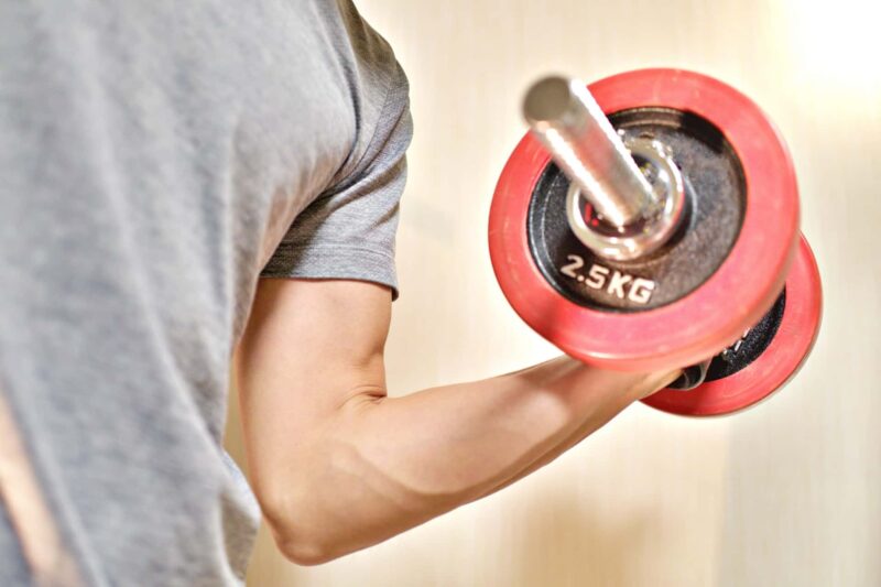 腕が太くならない人向けの筋トレメニュー3選【上腕二頭筋編】をイメージできる画像