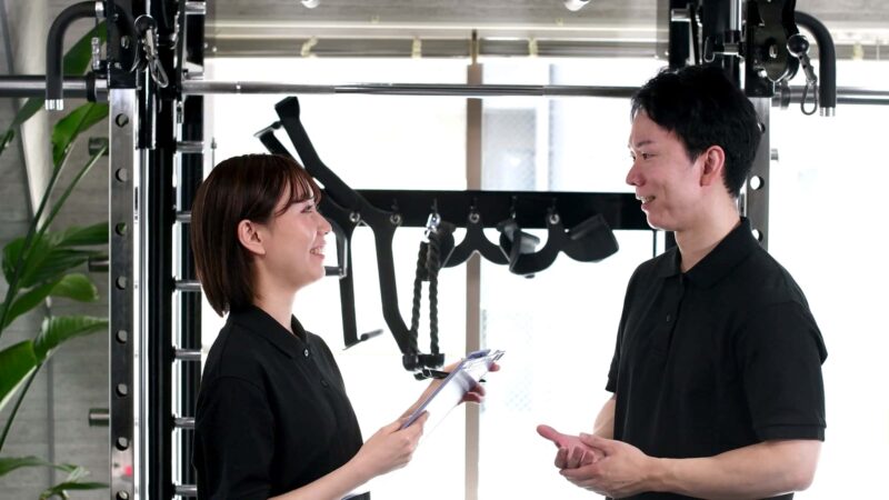スミスマシンとフリーウェイトの違いを理解して使い分けようをイメージできる画像
